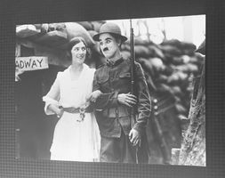Schönes Foto Charlie Chaplin in Shoulder Arms
