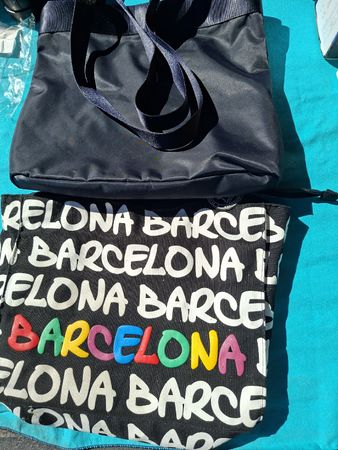 Set von zwei Taschen schwarz Barcelona Aufdruck gebraucht