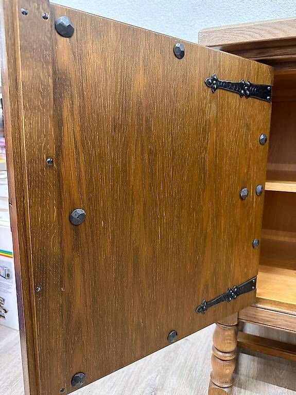 Kommoden: Vintage Tudor Sideboard aus Eichenholz – Gebraucht aus Obernau von Arche_Noah_Brocki 6