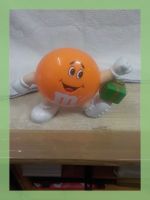 M&M's Orange Figur mit Geschenk - Süss für Sammler!
