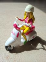 Barbie auf ihrem Roller - Bereit für den Frühling!