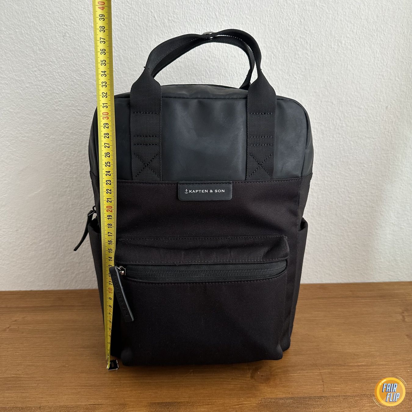 Kapten & Son Zaini: Kapten & Son Bergen small Rucksack Schwarz – Usato da Luzern venduto da fairflip 1