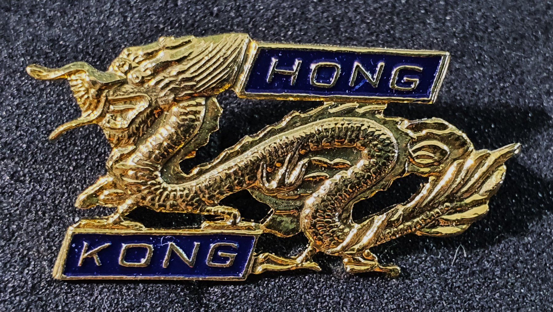 Placchette & Badge: BB588 - Pin Drache HONG KONG – Usato da Reinach BL venduto da Boston-Verkauf