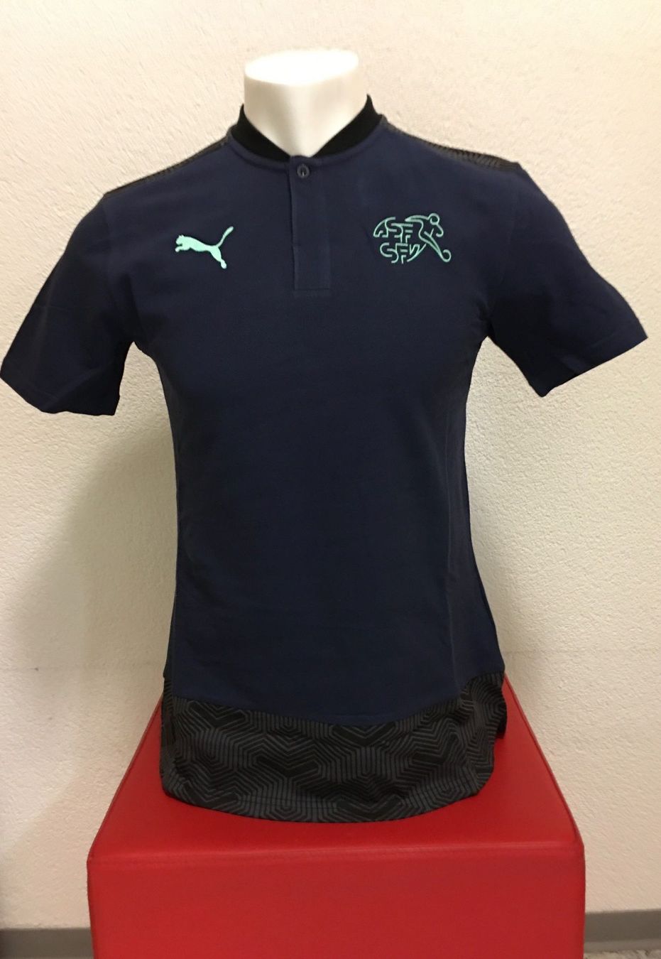 Puma T-shirt: PUMA T-SHIRT MIT Schweizer NATI-LOGO  Navy  Gr. XL – Nuovo e nell'imballaggio originale da Zürich venduto da LIQUIDATOR.CP