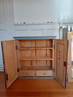 Charmanter kleiner antiker Schrank