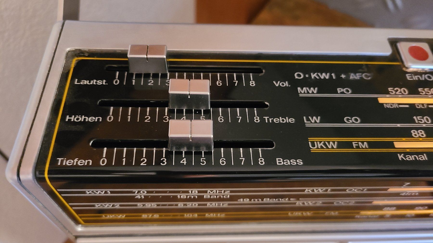 Radio: Top erhaltenes Transistorradio: Telefunken Universal 401 – Usato da Densbüren venduto da BluesAtSunrise 8