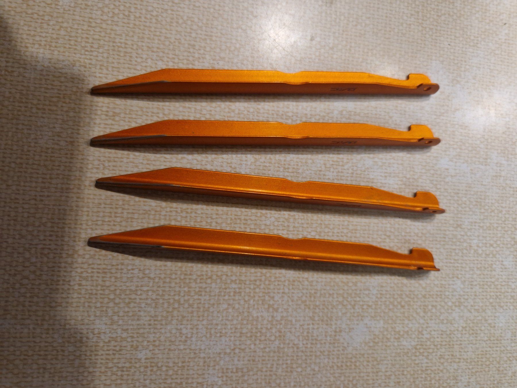 Zelte: 4 Zeltheringe Aluminium Orange – Gebraucht aus Knutwil von mey_cm9n