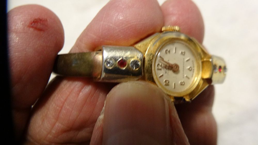 Montres: BULER SEHR  KLEINE UHR.HANDAUFZEUG .17J.4 STEIN.LÄÜFT. – D'occasion à zürich par ahmad01 8