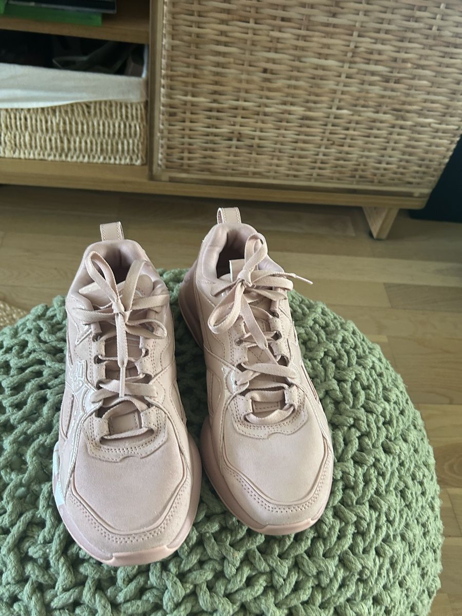 Puma Scarpe da donna: Hello Kitty Sanrio Sneaker/Puma Nova 2 – Nuovo (secondo la descrizione) da Aarberg venduto da lep_qc92 1