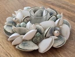 Kerzenhalter mit Muscheln und Perlen