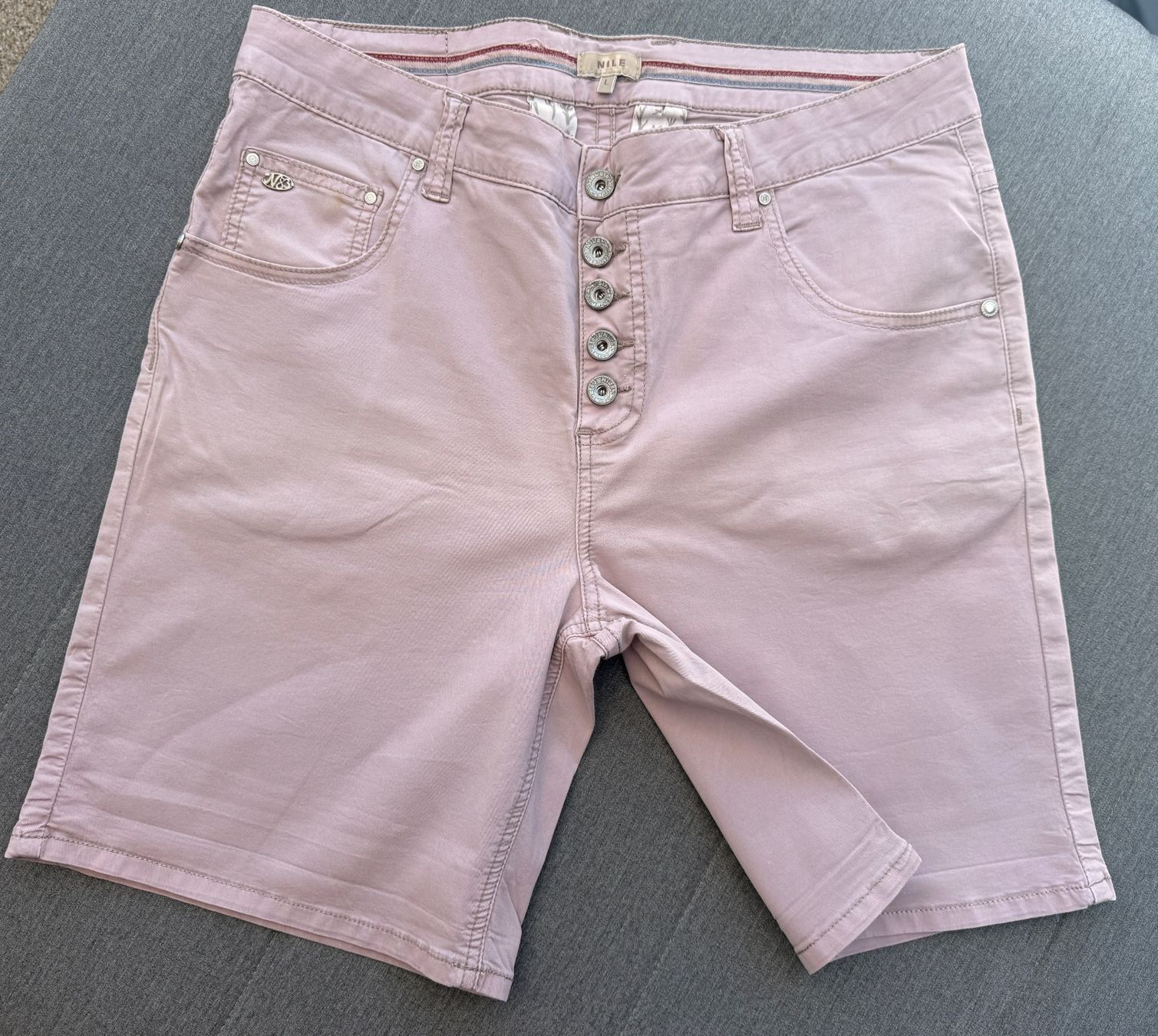 Nile Pantaloni: NILE Bermuda Shorts Damen Größe L – Usato da Wilen b. Wollerau venduto da kar_8vzh