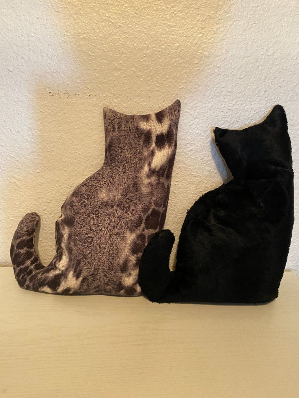 Tutte le decorazioni: Zwei Stoffkatzen-Kissen – Usato da Schlieren venduto da Trudyschoe 3