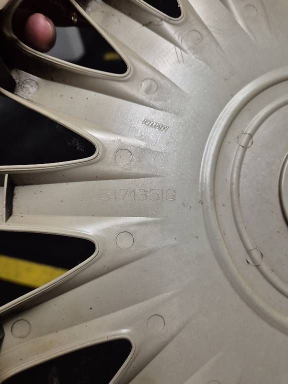 Tutti pezzi di ricambio auto: Originale Fiat-Raddeckel 15" – Usato da Aarburg venduto da Vagos 2