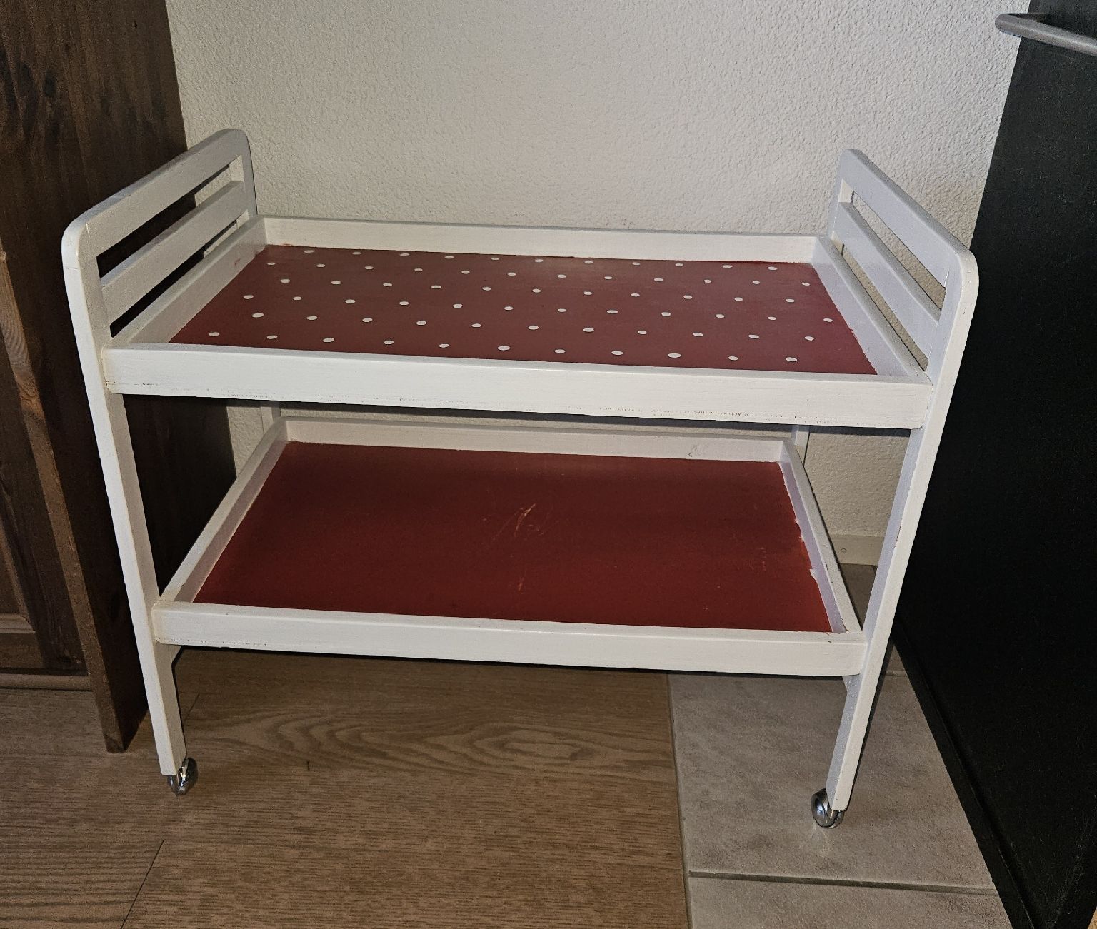 Holzartikel: Serviecewagen,Holz rot/weiss bemalt – Gebraucht aus Menziken von the_zw6x