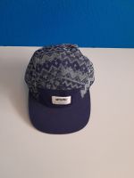 casquette bleue marine à motif