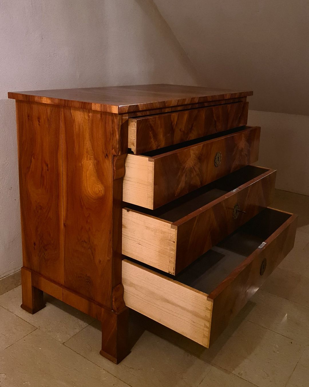 Cassettiere: Antike Biedermeier Kommode aus Nussbaum ca. 1850 – Usato da Biel-Benken BL venduto da dubs02 1