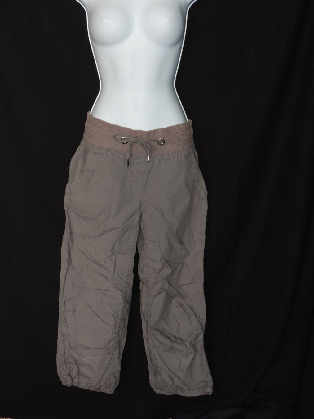 Hosen: pantacourt sport gris vert – Gebraucht aus Genève von Axelle333