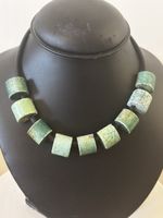 Très joli collier avec des perles en céramique 