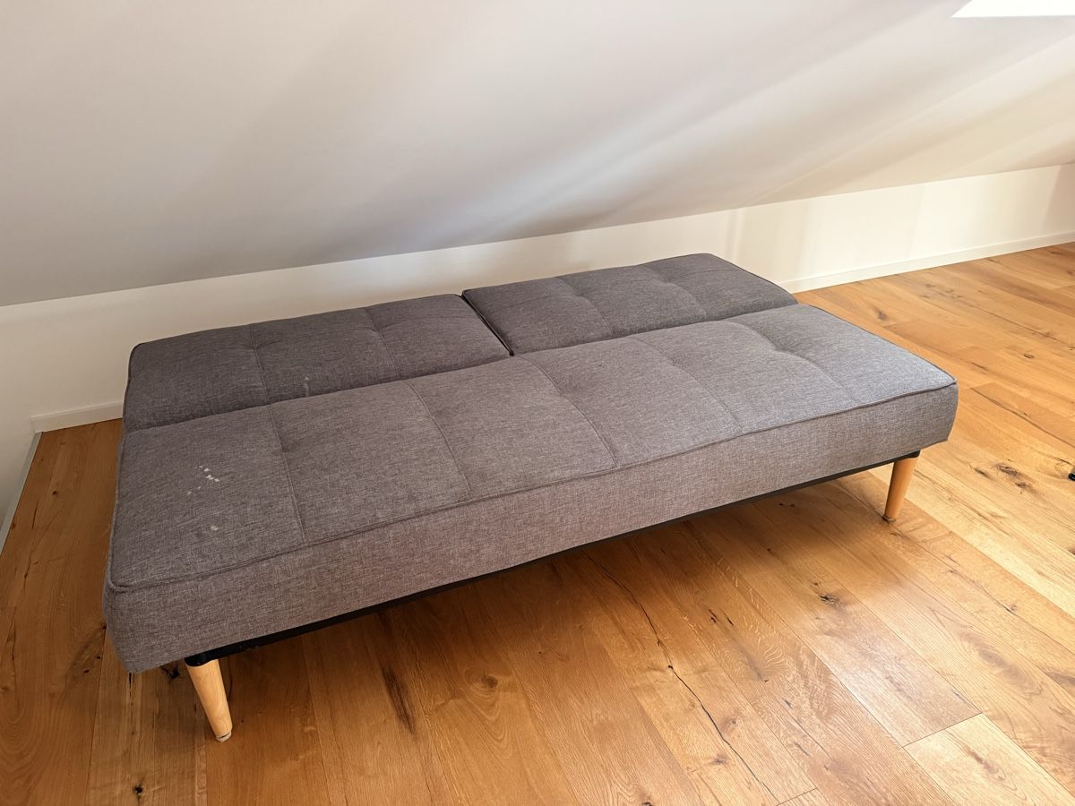 Sofas: Schlafsofa grau 2-Sitzer mit Flecken, gebraucht – Gebraucht aus Pfäffikon ZH von SternliM 4