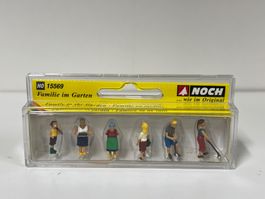 Noch 15569  Familie im Garten  H0