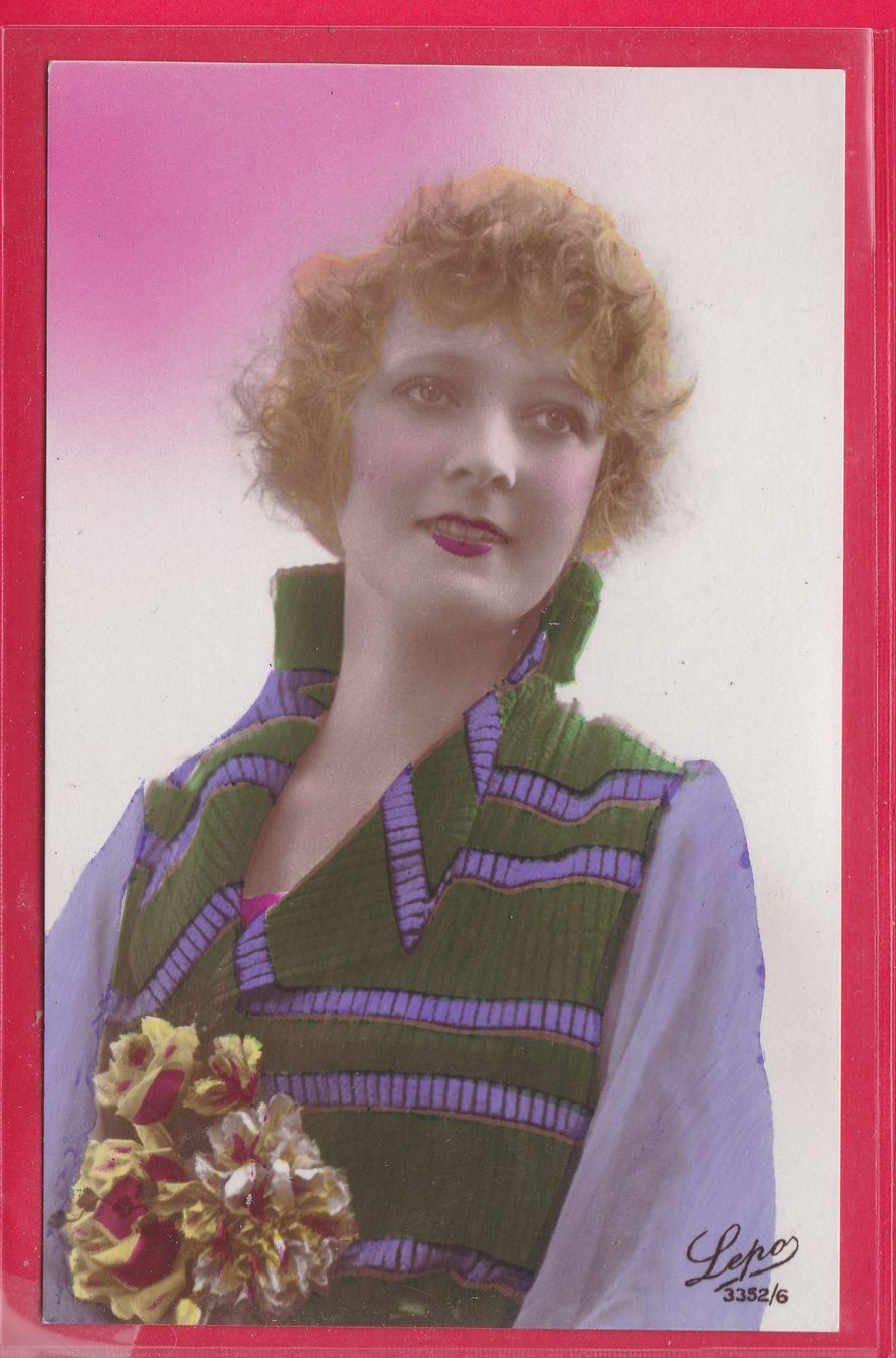 Cartoline postali: JUNGE DAME MIT BLUMENSTRAUSS – Usato da Oberrieden venduto da Gebirgsstelze