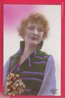 JUNGE DAME MIT BLUMENSTRAUSS