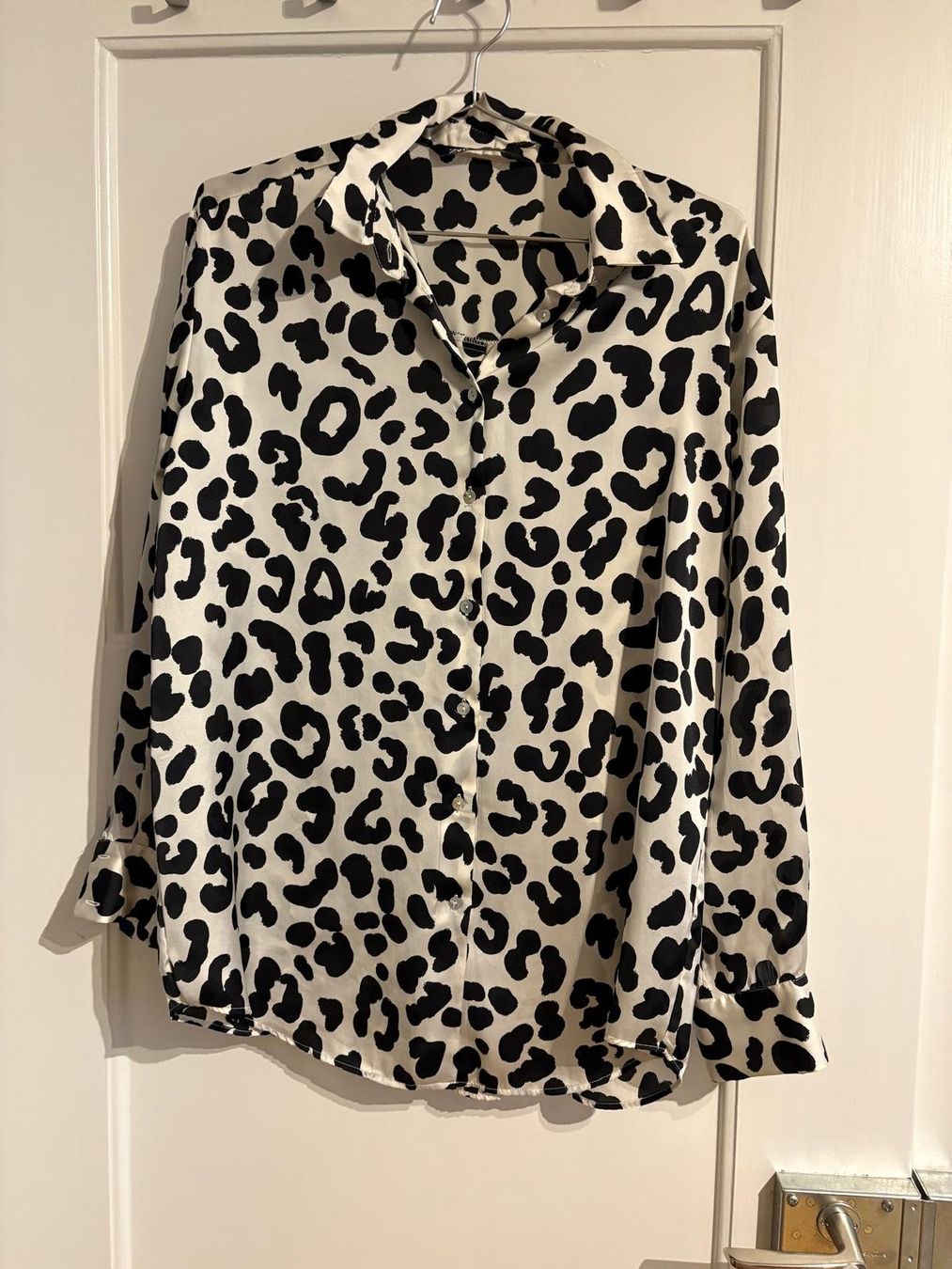Zara Blusen: Satinbluse Leopard Animalprint  von Zara – Gebraucht aus Zürich von mil_d5v9