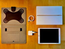 Apple iPad 5. Generation Gold (2017), 128 GB, WLAN mit Hülle