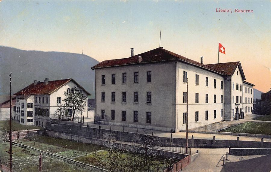 Cartoline postali: Liestal, Kaserne, um 1930-35 – Usato da Frauenfeld venduto da POML