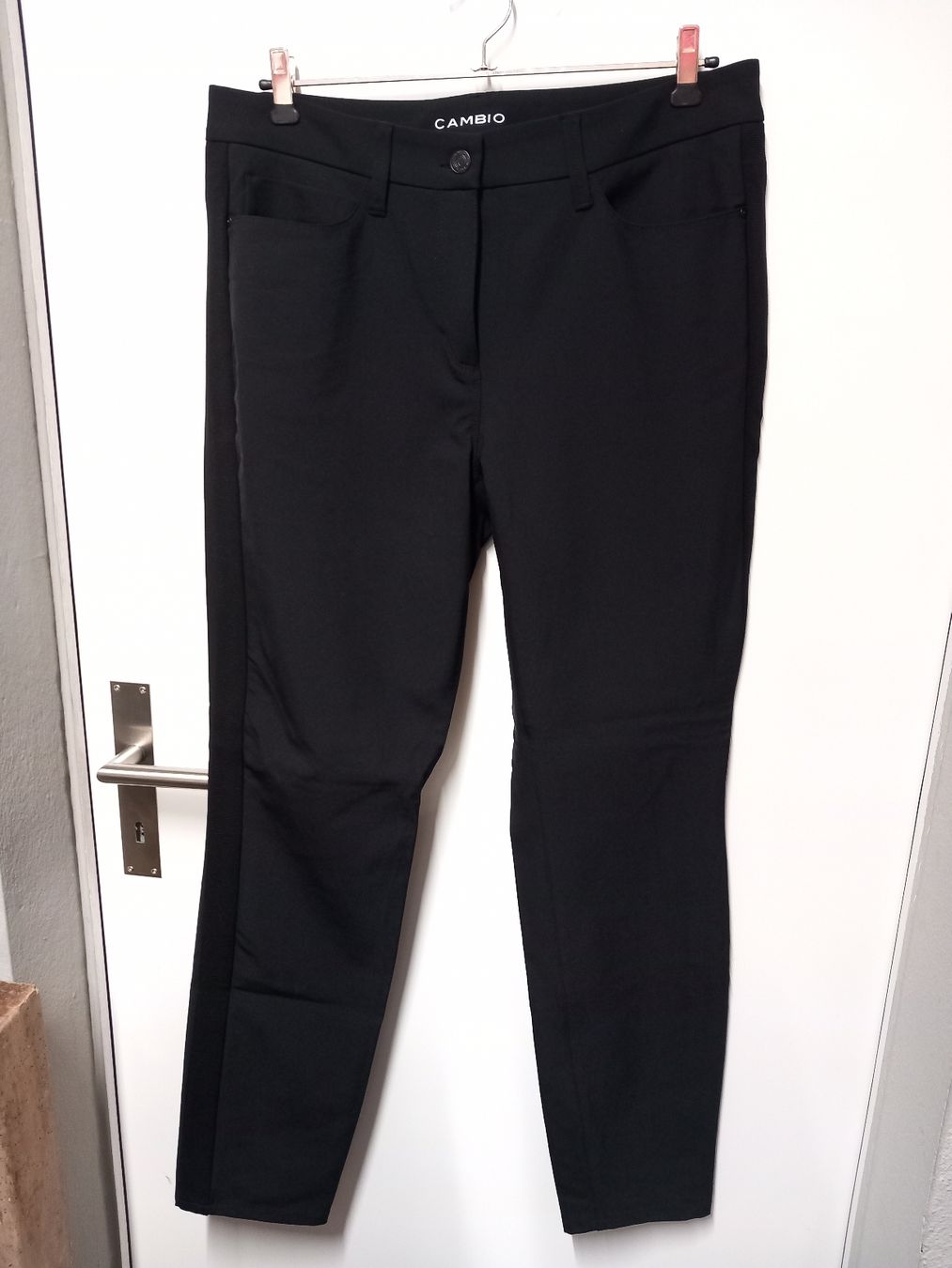 Cambio Pantaloni: CAMBIO Elastische, elegante Hose Gr.44 schwarz, neuwertig – Nuovo (secondo la descrizione) da Gwatt (Thun) venduto da umwelt-brocki