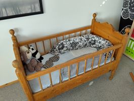 Antikes Kinderbett aus Holz