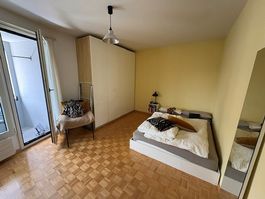 Bett mit weissem Gestell, einfachem Lattenrost und Matratze