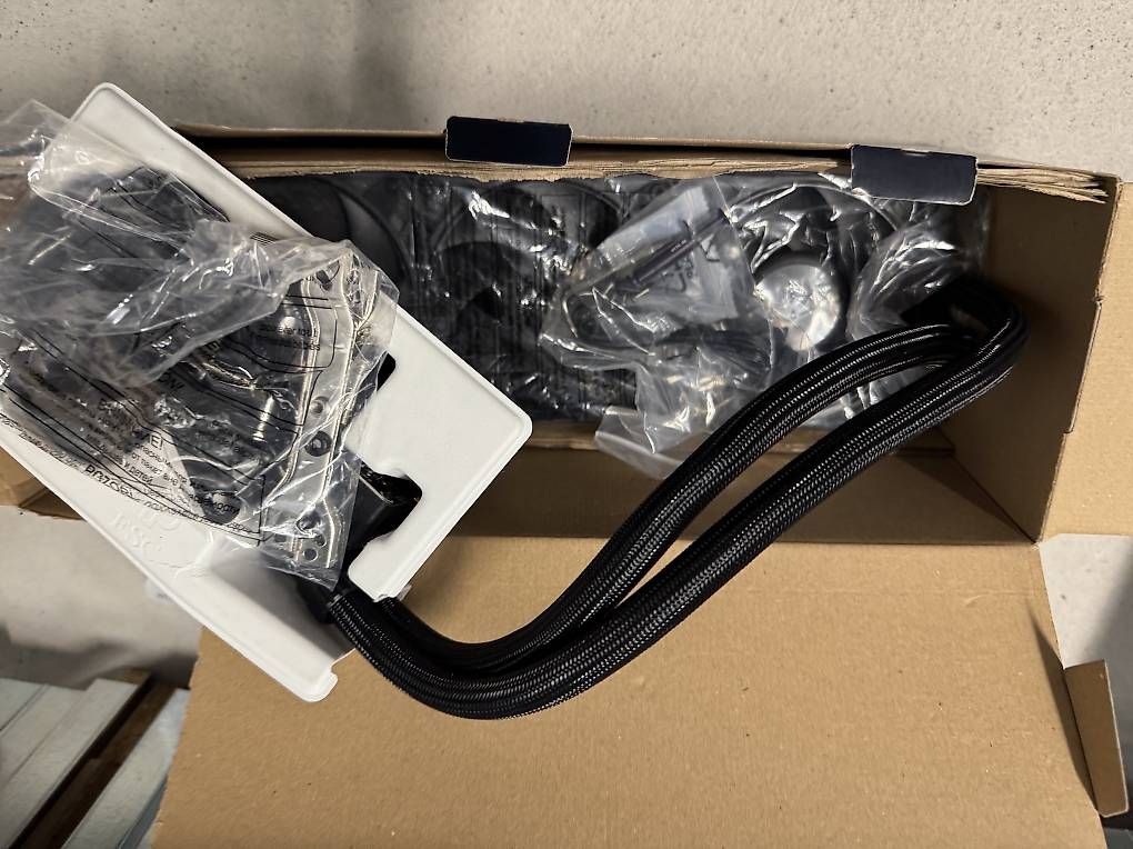 Componenti elettronici: ARCTIC Liquid Freezer 3 – Usato da Niederhasli venduto da flo_f272