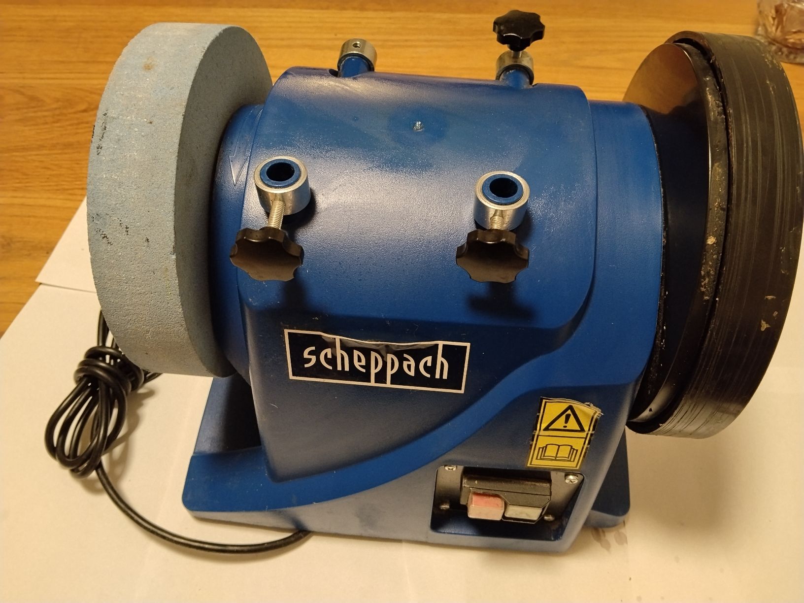 Scheppach Smerigliatrici & Lucidatrici: Grosse Scheppach Tisch Schleifmaschine Tiger 2000s – Usato da Biel/Bienne venduto da Vintage-timearts