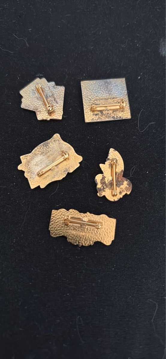 Placchette & Badge: 5 Bijou aus einen Setzkasten – Usato da Basel venduto da Fischstabli 1