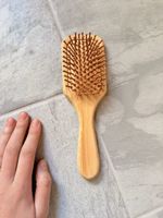 Haarbürste aus Holz  - Natürliche Pflege für dein Haar!