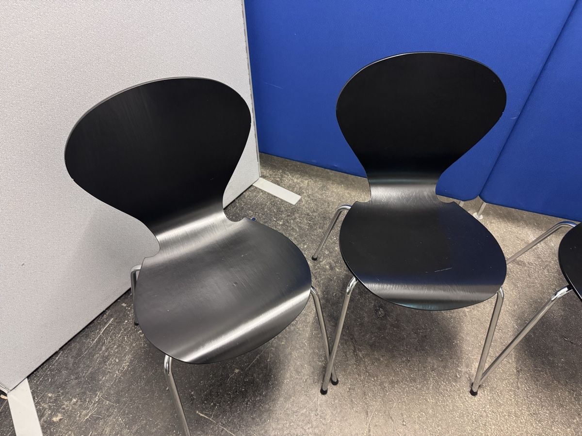 Stühle: 4 Stühle schwarz stapelbar – Gebraucht aus Bern von samryan 2