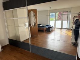 Grosser Schrank mit Schiefer-/Spiegel-Schiebetüren
