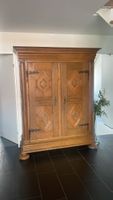 Antiker Schrank aus Massivholz