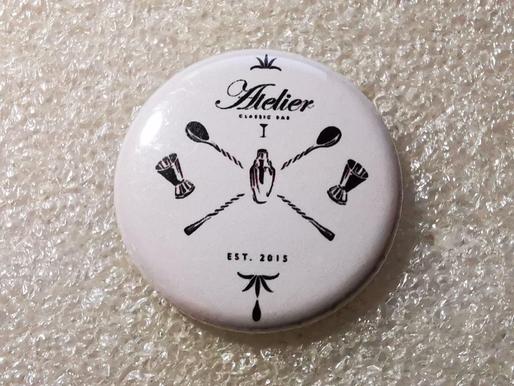 Placchette & Badge: Ansteckpin 23: Atelier Classic Bar Thun – Usato da Oppligen venduto da Pin-Fall-Shop