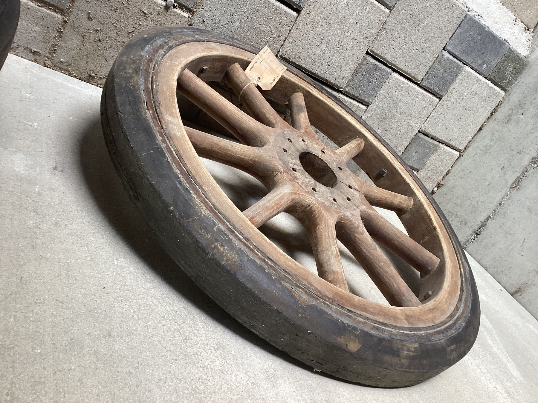 Pneus & Kompletträder: zwei Räder Ford T ??? alt/neu 700x65 oder Preis vorschlagen – Gebraucht aus Bütschwil von sru2005 2