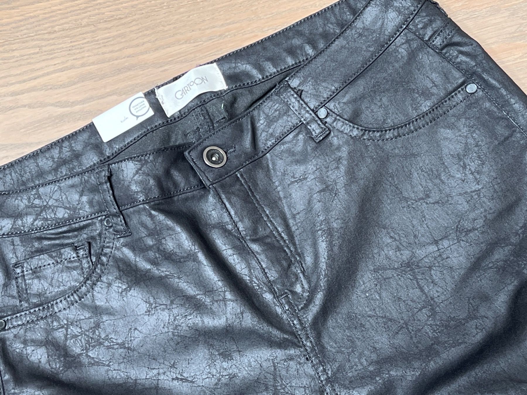 Pantaloni: Cartoon Hose Gr.42/44 - Neu – Nuovo e nell'imballaggio originale da Visp venduto da bluenero 7