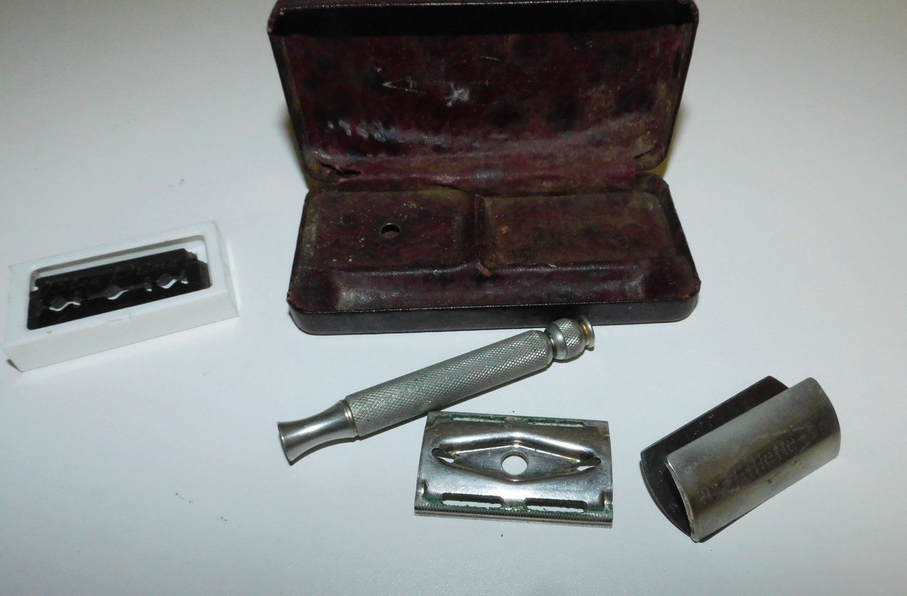 Gillette Rasierapparate & Rasierklingen: Neue Fundschätze Gillette alter Rasierer mit original Karton – Gebraucht aus Sursee von 76 2