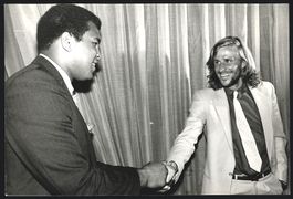 Fotografie Boxer Muhammad Ali schüttelt