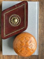 2 Vintage Leder Schatulle rund und rautenfoermig mit Nieten