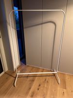 Kleiderständer aus Metall weiss