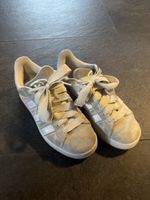 Stark getragene Sneaker