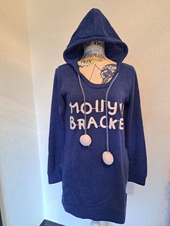 Pull Dame Molly Bracken