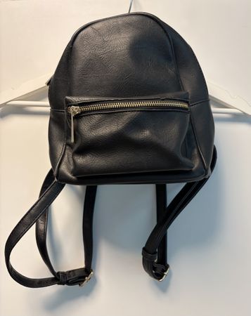 Kleiner Rucksack schwarz Kunstleder guter Zustand