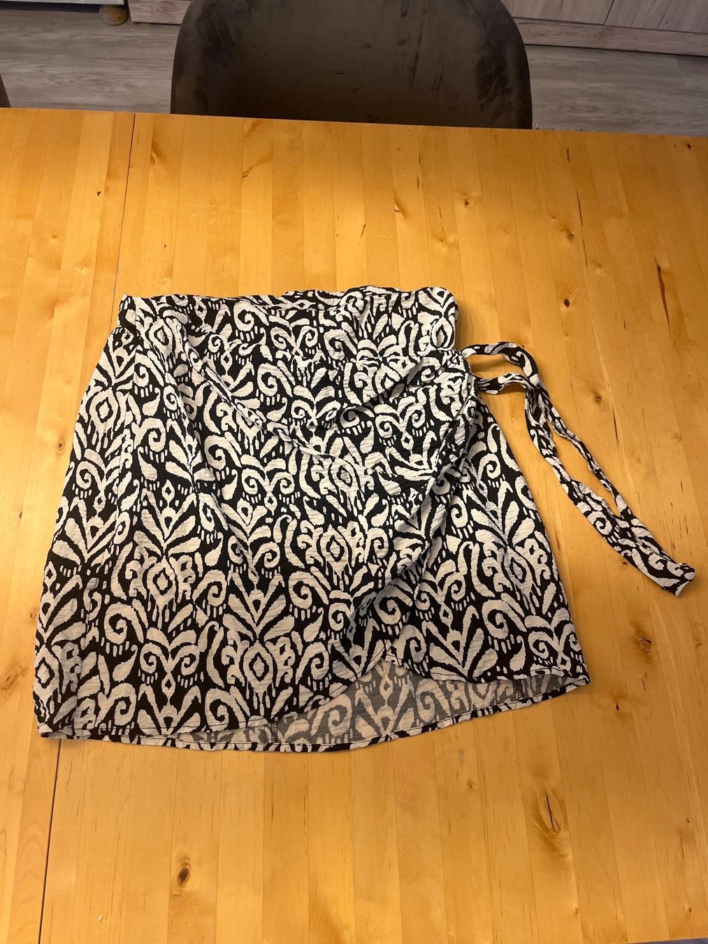 C&A Gonne: Jupe noire et blanche C&A – Usato da Le Locle venduto da Mayd_h